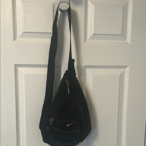 Nike Black Crossbody Bag Sleek and Versatile - Picture 2 of 7